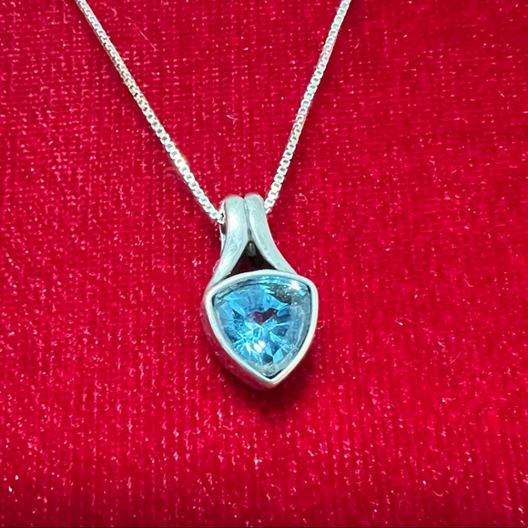Jewelry - Trillion cut blue topaz necklace